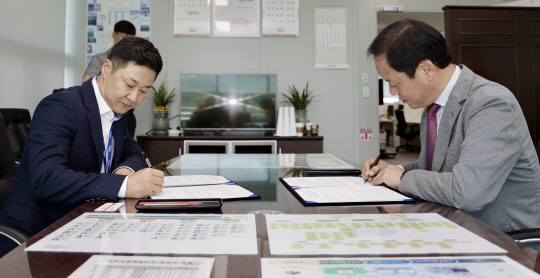 한전KDN과 미래전자간 수소에너지ICT분야 협약식. (오른쪽부터 유승규 한전KDN 탄소중립처장, 정승원 미래전자 대표이사)   <한전KDN 제공>